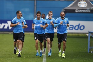 Edinho, em recuperação de lesão, correu ao redor do gramado (Foto: Lucas Uebel - Grêmio)