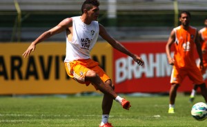 Edson afirma respeitar e ter vontade de cumprir contrato com o Fluminense (Foto: Nelson Perez - FFC)