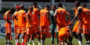 Com mais de 30 jogadores, Eduardo Baptista considera difícil dar atenção a todos (Foto: Fluminense FC)