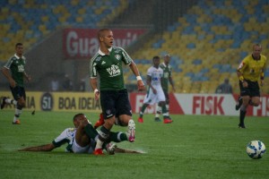 Marcos Júnior sofreu o pênalti no lance do primeiro gol do Fluminense (Foto: Bruno Haddad)