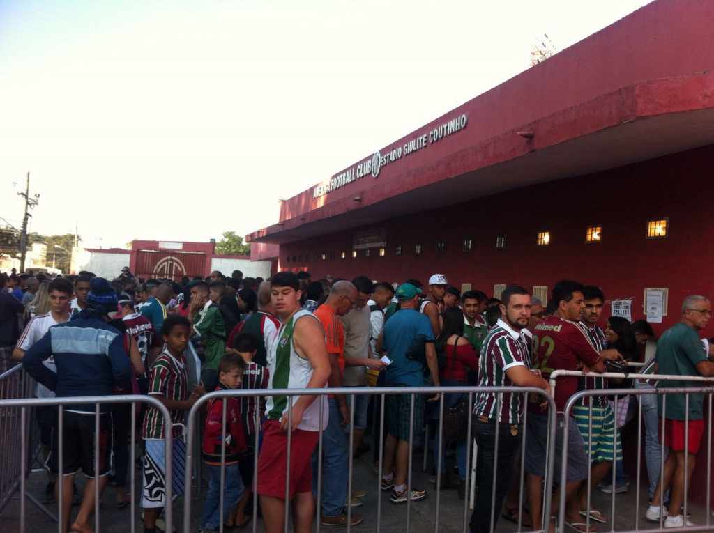 Torcedores se aglomeraram na entrada do estádio (Foto: Rafael Menezes/NETFLU)