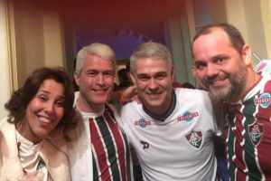 Na Flufest, Maria Alice (à esquerda), posa para fotos com companheiros de Fluminense, entre eles, de branco, o presidente Peter Siemsen (Foto: Reprodução Facebook)