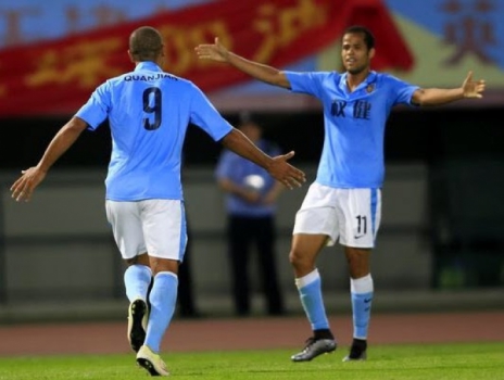 Luis Fabiano defende o Tianjin Quanjian, da China