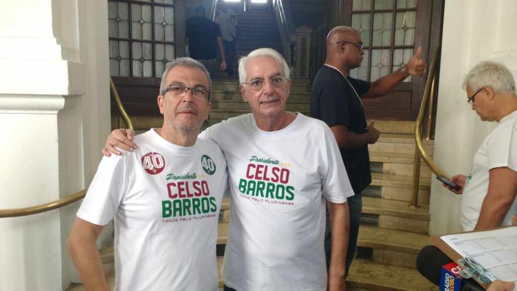 Celso Barros, o primeiro a votar, ao lado de Alcides Antunes, que será o vice de futebol caso eleito (Foto: Paulo Brito/NETFLU)