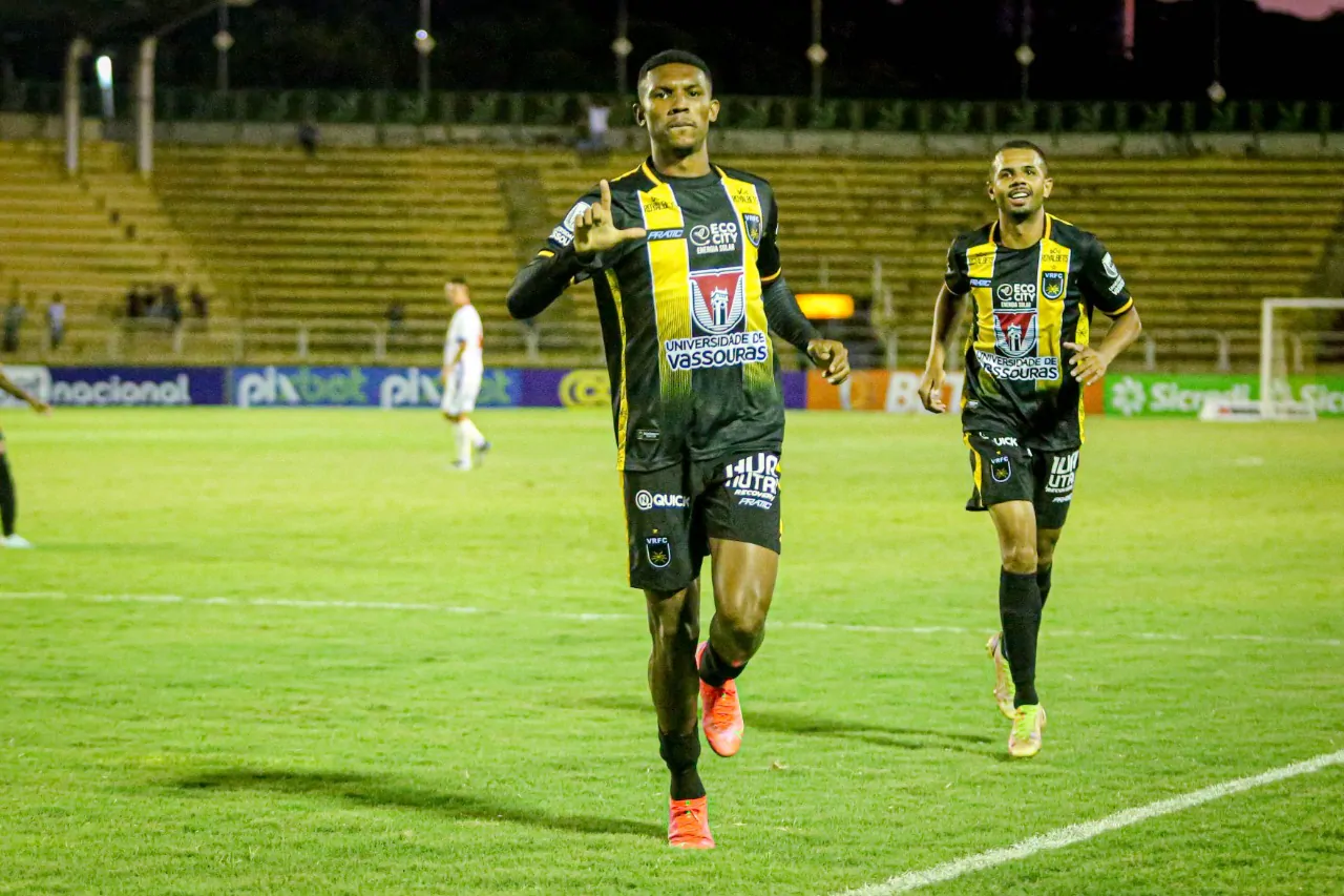 A Gazeta  Fluminense goleia o Volta Redonda e se garante na final do  Carioca