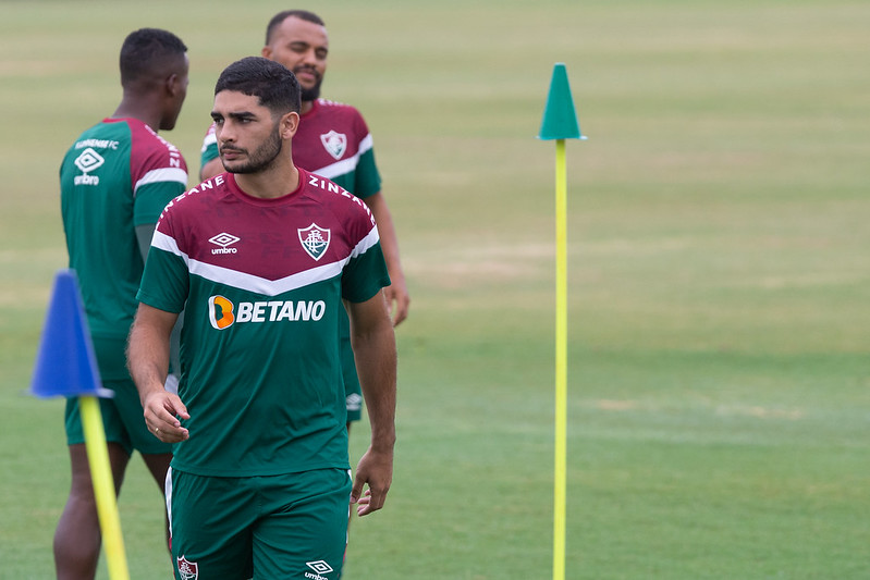 Michel Araújo chega na noite desta quinta-feira para fechar com o Flu;  imprensa local aprova contratação - Lance!