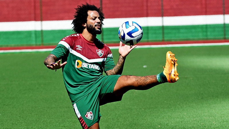 Fluminense joga em ritmo de treino, bate The Strongest e lidera