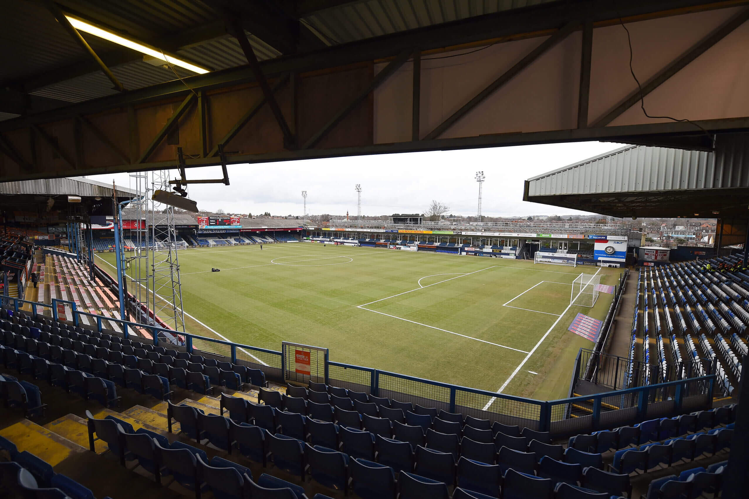 Torcida do Luton Town leva cachorro para assistir o jogo contra o Tottenham  : r/futebol