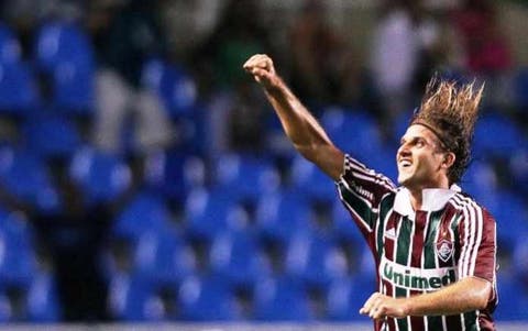 Rafael Moura nega contato do Fluminense: