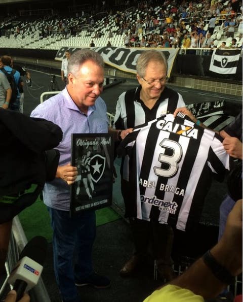 Técnico do Fluminense foi homenageado pela diretoria do Botafogo