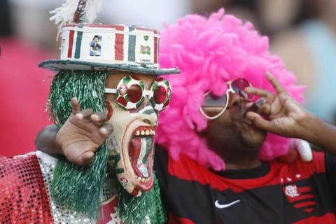 Torcedores de Fluminense e Flamengo torcem juntos no Maracanã