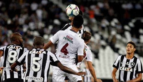 Renato Chaves afirma que não fez pênalti em Guilherme, do Botafogo
