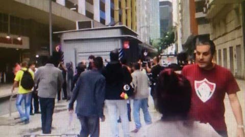 Conselheiro do Fluminense é filmado agredindo humorista em protesto