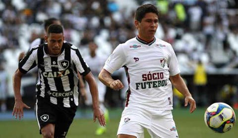 Fluminense oficializa transferência de atacante