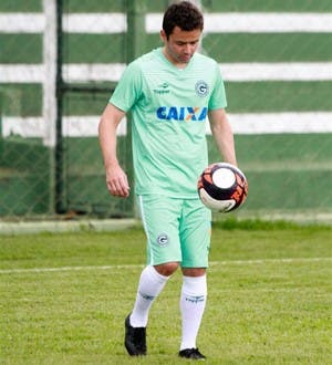 Goiás divulga relacionados e novidade é inclusão de ex-jogador do Fluminense