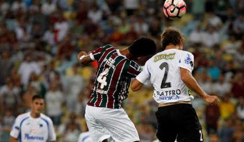 Comentarista critica bola aérea defensiva do Fluminense