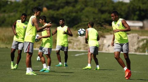 Em treinamento, Abel ajusta a bola parada do Fluminense
