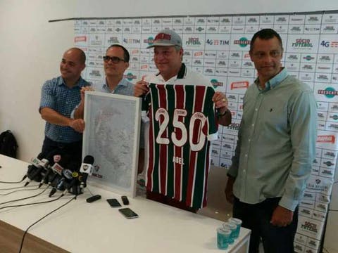 Abel Braga é homenageado pela diretoria do Fluminense