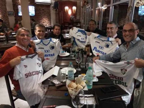 No Uruguai, dirigentes do Fluminense e do Liverpool se encontram em clima de cordialidade