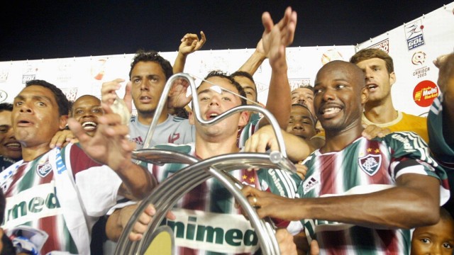 Fluminense põe faixa Campeão Mundial 1952 no Maracanã em