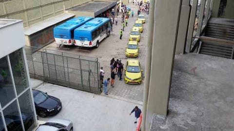 Ônibus do Vasco quebra e jogadores rivais chegam a São Januário em táxis