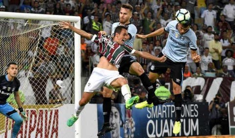 Ataque poderoso e defesa frágil: Fluminense convive com desequilíbrio em 2017