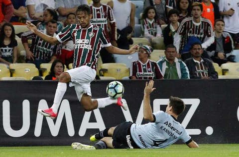 Em queda livre, Flu faz vergonha em casa e perde de novo: Grêmio 2 a 0