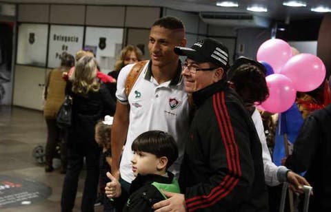 Fluminense tem recepção calorosa na chegada a Florianópolis