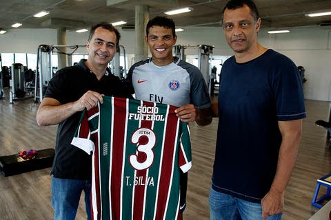 Imagens: Thiago Silva treina no CT do Fluminense e recebe homenagem