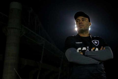 Técnico do Botafogo esconde time para o jogo contra o Fluminense