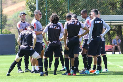 Volante do Atlético-MG rechaça postura defensiva contra o Fluminense