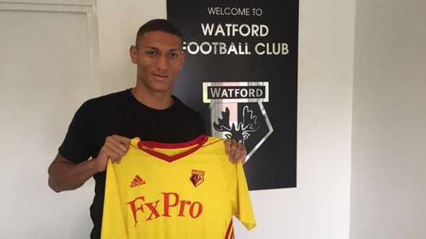Richarlison veste a camisa do Watford e clube inglês divulga informações do atacante