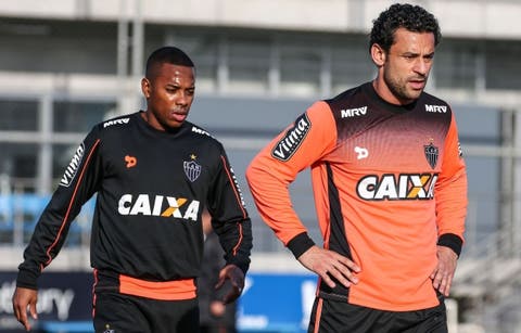 Técnico de adversário do Fluminense coloca principais medalhões no banco