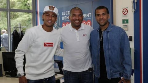 Ex-Flu faz visita ao PSG e tira foto com Neymar e Thiago Silva