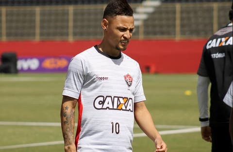Atacante do Vitória pede atenção com velocidade do time do Fluminense