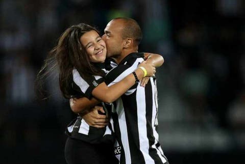Fluminense envia mensagem de solidariedade a Roger e Botafogo responde