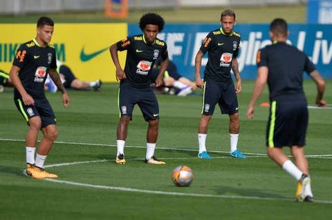 Lateral do Fluminense completa treino da seleção brasileira
