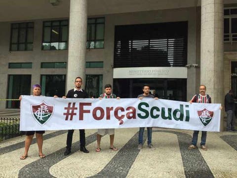 Torcedores do Fluminense protestam em frente ao Ministério Público do Rio