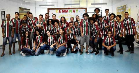 Fluminense presenteia alunos de colégios estaduais e municipais com camisas oficiais
