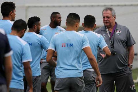 Abel tenta proteger elenco do Fluminense de problemas externos