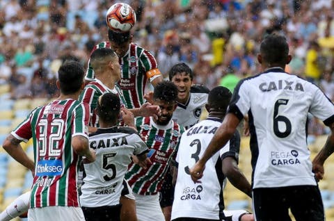 Jogo aéreo do Botafogo preocupa técnico Abel Braga