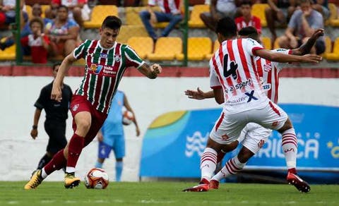 Zagueiro e volante, Ibañez comenta variação no esquema do Fluminense