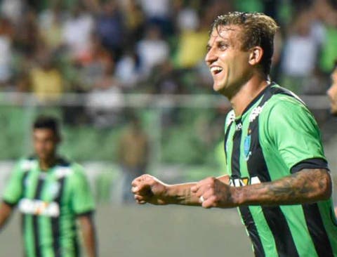Apresentador de TV sugere Rafael Moura como reforço do Fluminense