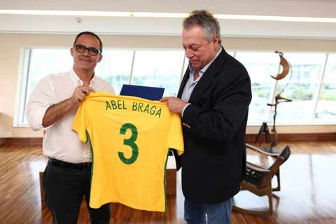 Abel Braga é homenageado pela CBF