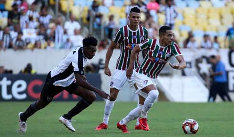 Técnico do Vasco pede cuidado com laterais do Fluminense