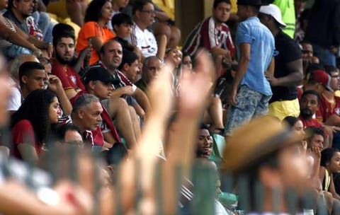 Presidente do Fluminense voltou a ser xingado mesmo em vitória do time