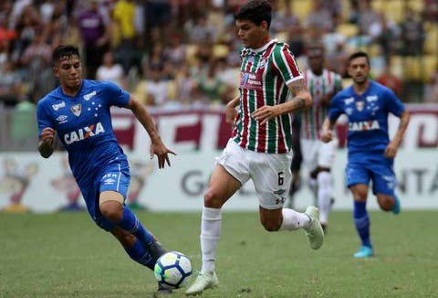 Ayrton Lucas destaca importância de sua família em bom momento vivido no Fluminense