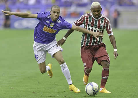 Coritiba apresenta ex-jogador do Fluminense como reforço