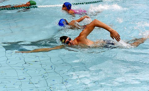 Gustavo Borges lança parceria de natação com o Flu e cai na água com alunos