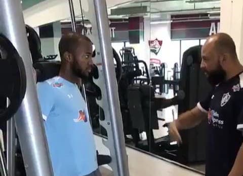 Ex-atacante do Santos treina no CT do Fluminense